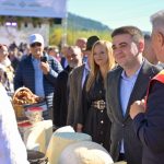 Zeci de producători locali, meșteri populari, fermieri și crescători de animale, plus mii de vizitatori, la Cîmpulung Moldovenesc, la Festivalul Drumul Lemnului și la Tîrgul Lăptarilor
