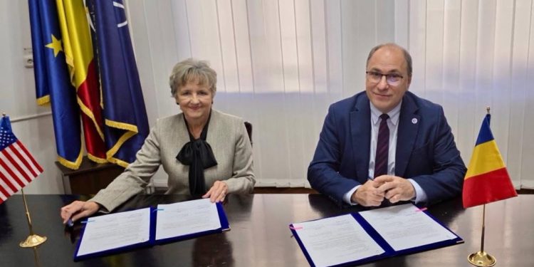 Mihai Dimian anunță mai multe burse pentru elevii români care vor să studieze un an în Statele Unite. Perioada de studii și diploma obținută în SUA sînt recunoscute în România