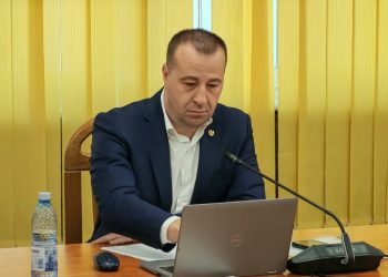Vasile Rîmbu, acuzat că nu respectă Codul Administrativ. Lucian Harșovschi spune că nici pînă în ziua de astăzi primarul nu a desemnat, prin hotărîre, un înlocuitor pe perioada cît absentează