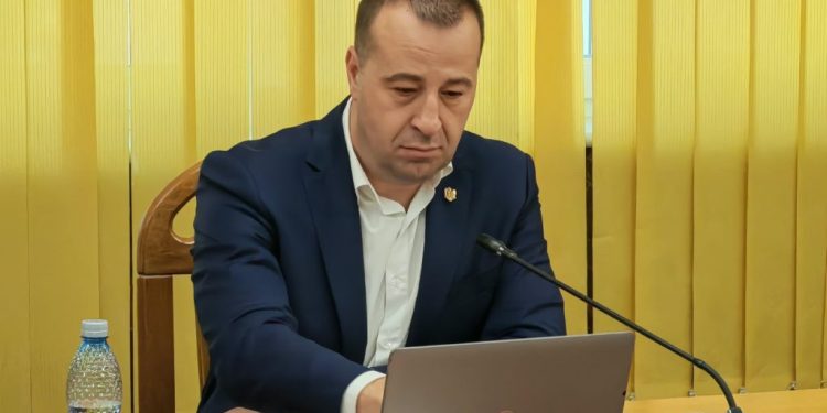 Vasile Rîmbu, acuzat că nu respectă Codul Administrativ. Lucian Harșovschi spune că nici pînă în ziua de astăzi primarul nu a desemnat, prin hotărîre, un înlocuitor pe perioada cît absentează