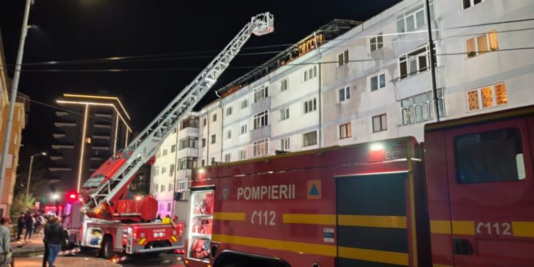 Pompieri din 10 localități sucevene și din județul Botoșani, la incendiul din cartierul Burdujeni care a fost anunțat la ora 19.17. Pompierii s-au retras la ora 02.10. Nu s-au înregistrat victime