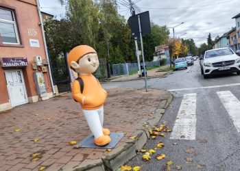 Manechinul de la trecerea de pietoni de la ”Petru Rareș”, fără un ochi și fără cozorocul de la șapcă