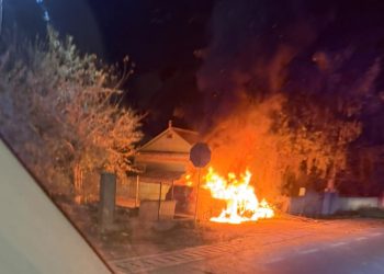 Autoturism distrus de flăcări, la Ruși-Mănăstioara. Șoferul în vîrstă de 18 ani, conștient și cooperant, dar cu diferite traumatisme, a fost transportat la spital