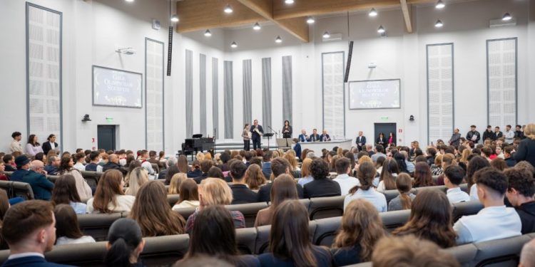791 de elevi olimpici și 54 de profesori îndrumători, premiați de Consiliul Județean Suceava cu peste 234.000 de lei. Nicolae Robu: Îi felicit pe toți pentru rezultatele obținute și sper ca exemplul lor să îi motiveze și pe alți copii și tineri să își dorească să facă performanță (Foto)