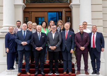 O delegație din districtul Rybnik, vizită în județul Suceava pînă pe 24 octombrie. Oaspeții au mulțumit autorităților române pentru sprijinul acordat păstrării limbii, culturii și tradițiilor poloneze de către comunitatea polonă de la noi