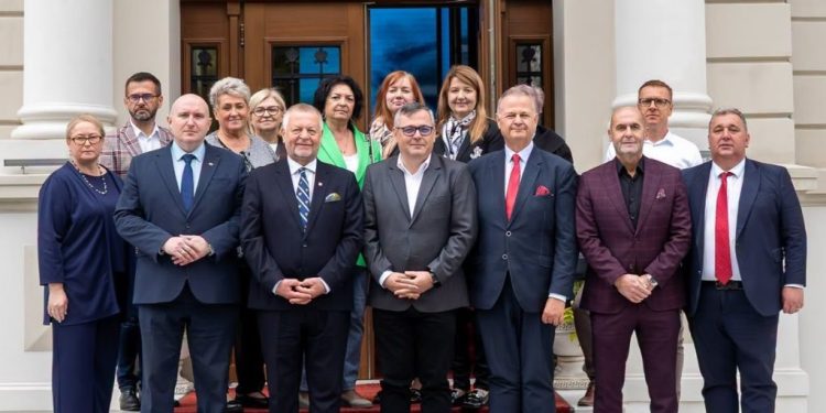 O delegație din districtul Rybnik, vizită în județul Suceava pînă pe 24 octombrie. Oaspeții au mulțumit autorităților române pentru sprijinul acordat păstrării limbii, culturii și tradițiilor poloneze de către comunitatea polonă de la noi