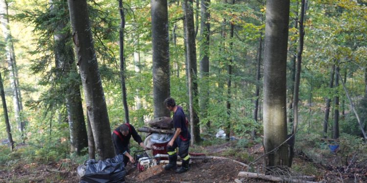 Incendiul de la Marginea, greu de stins din cauza turbei și a terenului dificil. Alin Găleată, purtătorul de cuvînt al ISU Suceava: ”Stai în patru labe ca să mergi. (…) Turba arunca din nou jăratec și se reaprindea în spatele nostru”