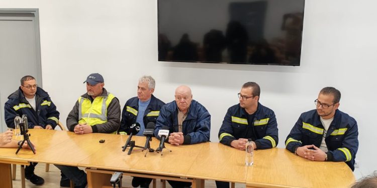 Sindicatul de la ACET, sătul de lupta pentru șefia companiei dintre CJ și Primăria Suceava: 100 de oameni  o să facem zilnic naveta Consiliul Județean – Primăria Suceava și o să ne plimbăm așa pînă o să ajungă vestea și la secretarii de stat, și chiar la Președinție