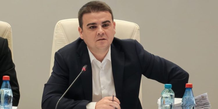CJ are, la Salcea, terenul pentru construirea unui stadion cu 15.000 de locuri. Gheorghe Șoldan spune că sînt și bani, în condițiile în care terminalul 3 al Aeroportului Suceava va fi construit cu bani de la CNI