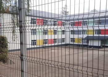 Conducerea Colegiului ”Mihai Eminescu” așteaptă ca Primăria Suceava să termine cît mai repede terenul de sport. Sala de sport a școlii ar trebui renovată