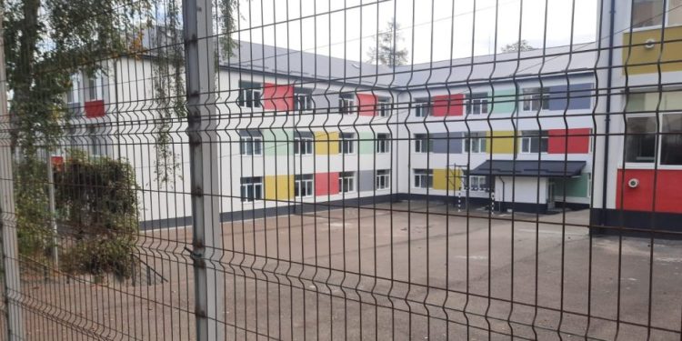 Conducerea Colegiului ”Mihai Eminescu” așteaptă ca Primăria Suceava să termine cît mai repede terenul de sport. Sala de sport a școlii ar trebui renovată
